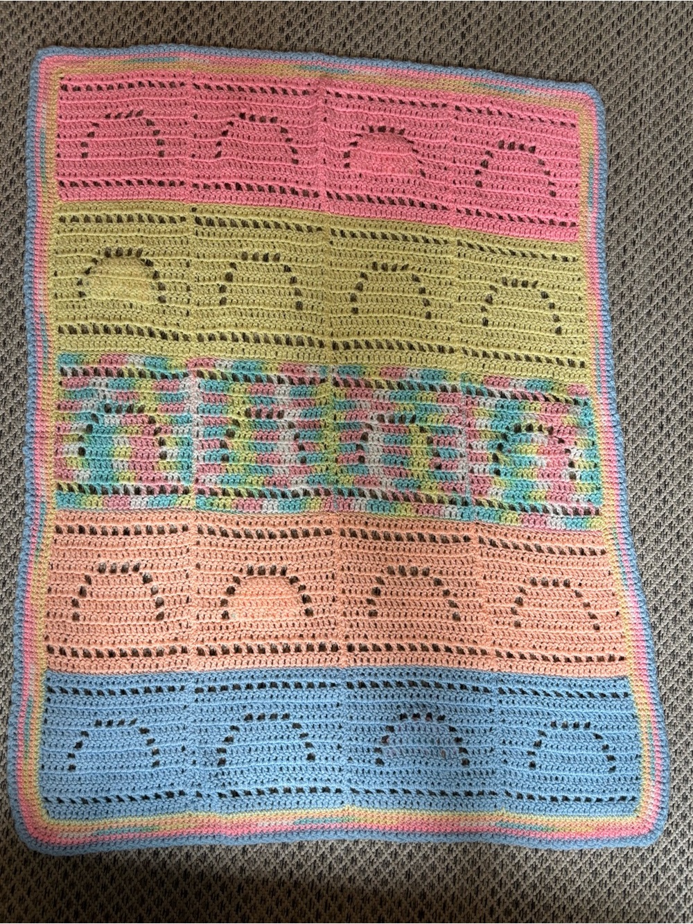 Vintage crocheted rainbow baby blanket - Picture 5 of 8